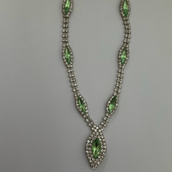 Green Costume Jewelry Set - Picture 2 of 5